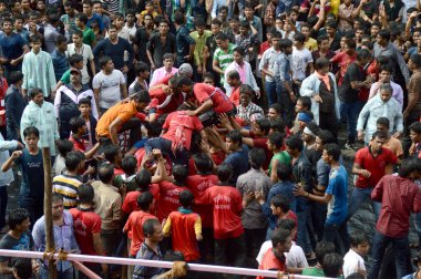 Kalabalık gençlerin Tanrı Krishna'nın doğum kutlamak için Dahi Handi Festivali'nde 