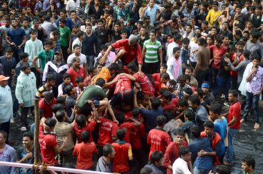 Kalabalık gençlerin Tanrı Krishna'nın doğum kutlamak için Dahi Handi Festivali'nde 