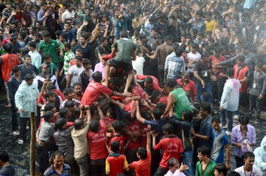 Kalabalık gençlerin Tanrı Krishna'nın doğum kutlamak için Dahi Handi Festivali'nde 