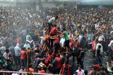 Kalabalık gençlerin Tanrı Krishna'nın doğum kutlamak için Dahi Handi Festivali'nde 