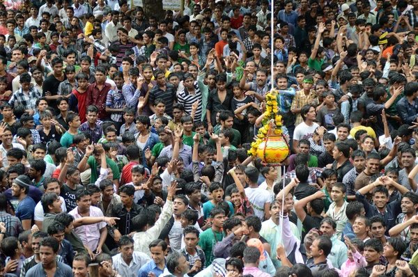 Menigte van jongeren genieten van 'Govinda' op Dahi Handi festival ter ere van de God Krishna's geboorte — Stockfoto