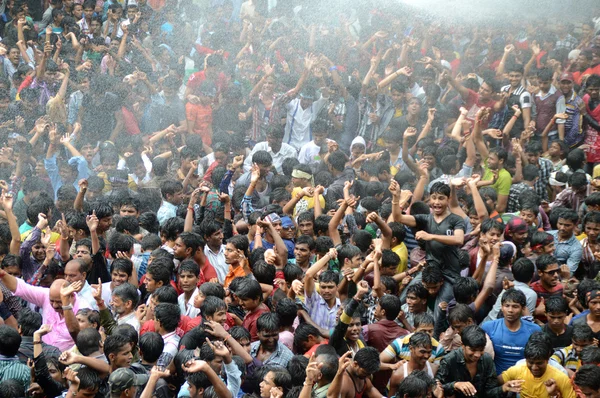 Multidão de jovens desfrutando "Govinda" o festival Dahi Handi para celebrar o nascimento de Deus Krishna — Fotografia de Stock