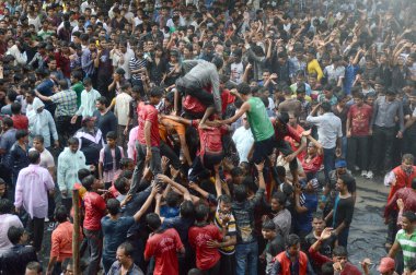 Kalabalık gençlerin 