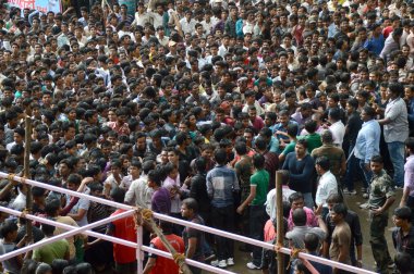 Kalabalık gençlerin 