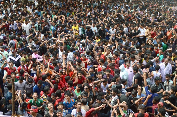 Multidão de jovens desfrutando "Govinda" o festival Dahi Handi para celebrar o nascimento de Deus Krishna — Fotografia de Stock