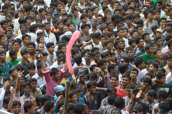Menigte van jongeren genieten van 'Govinda' het Dahi Handi-festival ter ere van de God Krishna's geboorte — Stockfoto