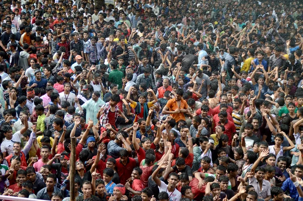 Kalabalık gençlerin "Govinda" Tanrı Krishna'nın doğum kutlamak için Dahi Handi Festivali zevk — Stok fotoğraf