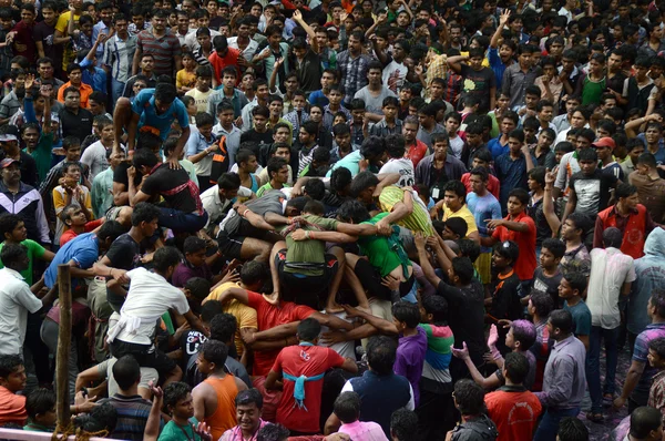 Multidão de jovens desfrutando "Govinda" o festival Dahi Handi para celebrar o nascimento de Deus Krishna — Fotografia de Stock