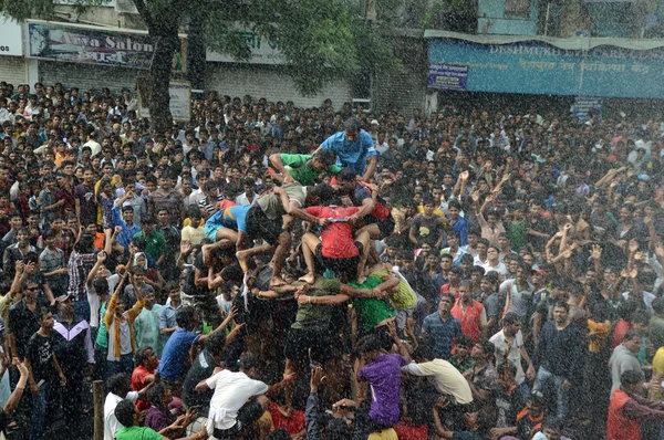 クリシュナ神の誕生を祝うために「ゴヴィンダ」Dahi ハンディ祭を楽しんでいる若者達の群集 — ストック写真