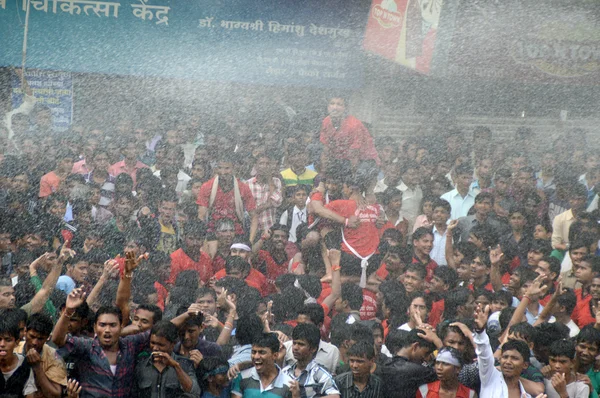 Multidão de jovens desfrutando "Govinda" o festival Dahi Handi para celebrar o nascimento de Deus Krishna — Fotografia de Stock