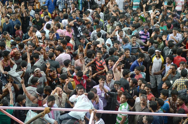 Multidão de jovens desfrutando "Govinda" o festival Dahi Handi para celebrar o nascimento de Deus Krishna — Fotografia de Stock