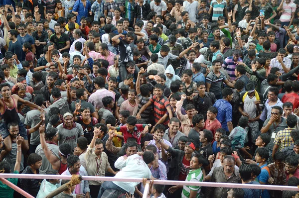 Multidão de jovens desfrutando "Govinda" o festival Dahi Handi para celebrar o nascimento de Deus Krishna — Fotografia de Stock