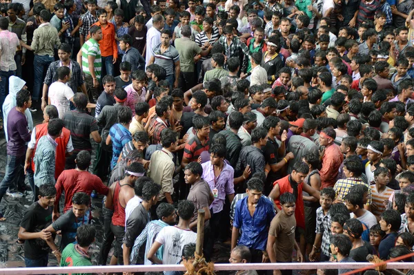 Multidão de jovens desfrutando "Govinda" o festival Dahi Handi para celebrar o nascimento de Deus Krishna — Fotografia de Stock