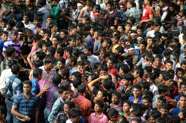 Толпа молодых людей, наслаждающихся "Говиндой" фестивалем Дахи Ханди, чтобы отпраздновать день рождения Кришны — стоковое фото