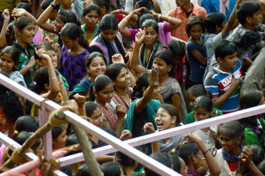 Kalabalık gençlerin 