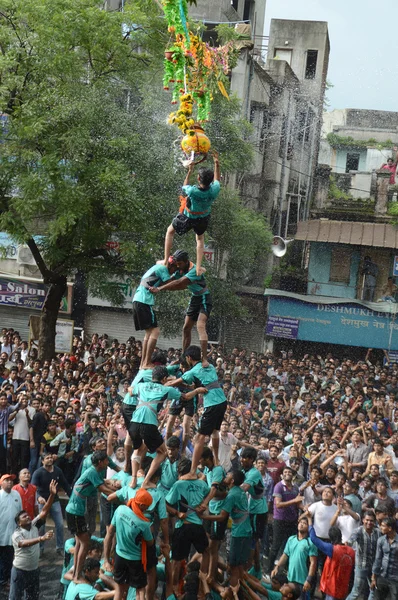 Multidão de jovens desfrutando "Govinda" o festival Dahi Handi para celebrar o nascimento de Deus Krishna — Fotografia de Stock