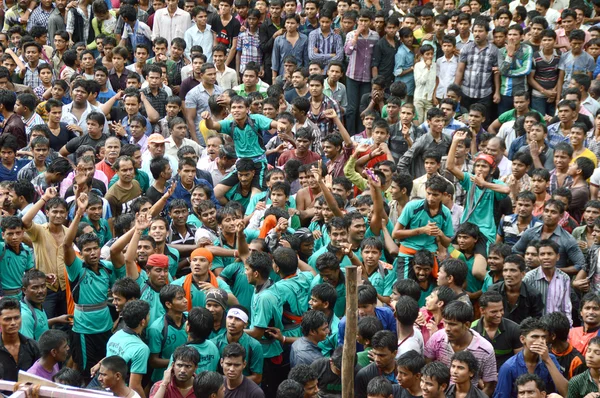 Unga människor njuter av "Margareta" Dahi Handi festival för att fira Gud Krishnas födelse — Stockfoto