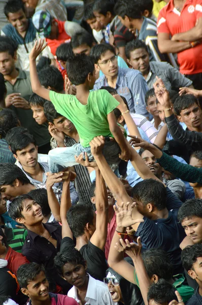 Multidão de jovens desfrutando "Govinda" o festival Dahi Handi para celebrar o nascimento de Deus Krishna — Fotografia de Stock