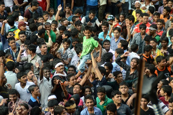 Multidão de jovens desfrutando "Govinda" o festival Dahi Handi para celebrar o nascimento de Deus Krishna — Fotografia de Stock