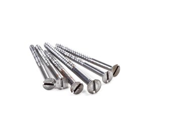 Beyaz arka planda izole edilmiş vidaların yakın çekim