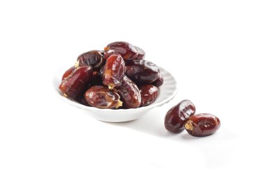 Beyaz arka planda tarihleri. Kurutulmuş tarihleri meyve.