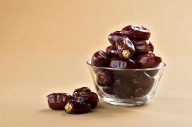Tarihleri cam kase içinde. Tarihleri meyve kurur