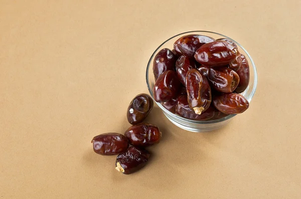 Dates in glass bowl. Dries dates fruit — Stock Photo, Image