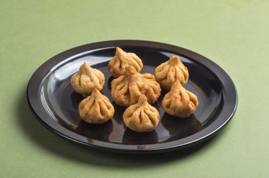 Hint yemekleri: Modak, Maharashtra tatlı tabağı