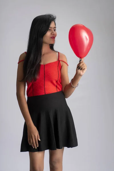 Joyeux Fille Mignonne Costume Rouge Noir Fantaisie Posant Avec Ballon — Photo