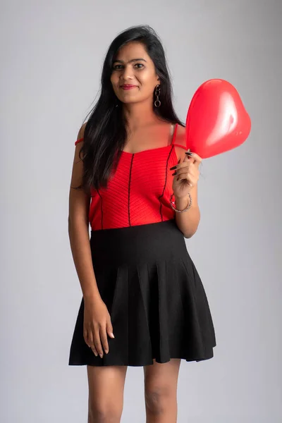 Joyeux Fille Mignonne Costume Rouge Noir Fantaisie Posant Avec Ballon — Photo
