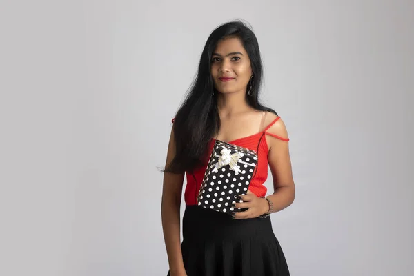 Retrato Una Chica Bonita Sosteniendo Posando Con Una Caja Regalo — Foto de Stock