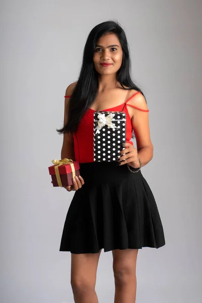 Portrait Pretty Girl Holding Posing Gift Box Grey Background — Stock Photo, Image