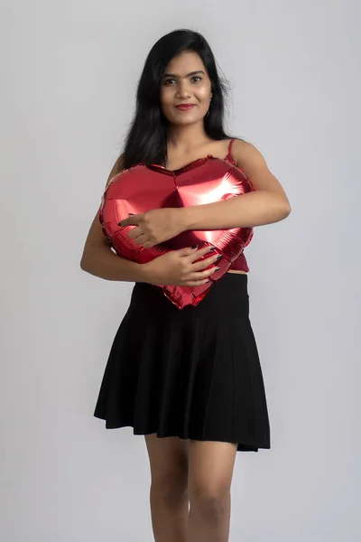 Chica Linda Alegre Traje Lujo Posando Con Globo Forma Corazón — Foto de Stock