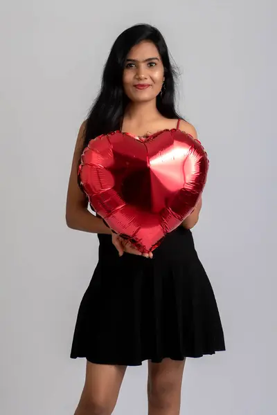 Gri Arka Planda Kalp Şeklinde Bir Balonla Poz Veren Süslü — Stok fotoğraf