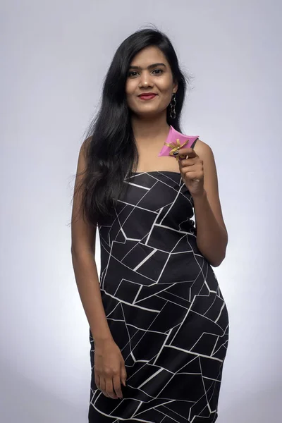 Retrato Una Bonita Joven Posando Con Caja Regalo Sobre Fondo — Foto de Stock