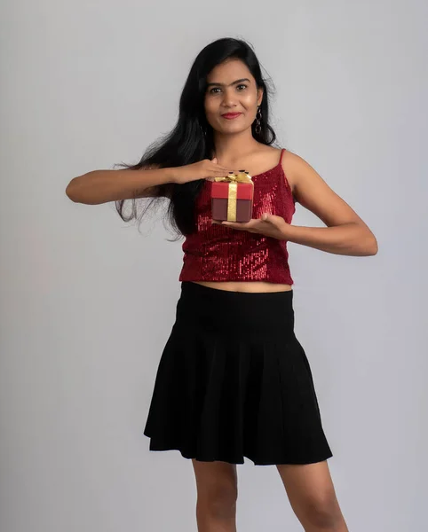 Retrato Una Bonita Joven Posando Con Caja Regalo Sobre Fondo — Foto de Stock