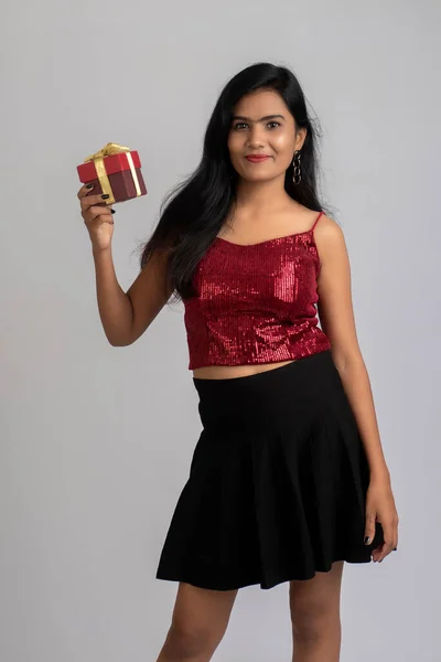 Retrato Una Bonita Joven Posando Con Caja Regalo Sobre Fondo — Foto de Stock