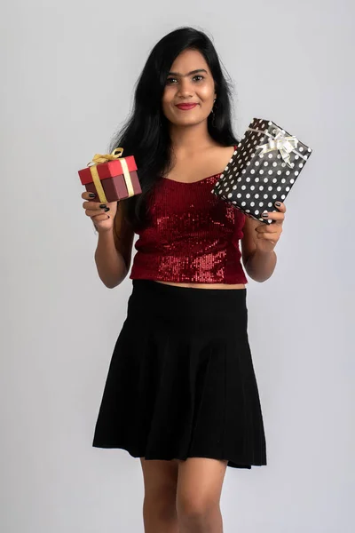 Retrato Una Bonita Joven Posando Con Caja Regalo Sobre Fondo — Foto de Stock