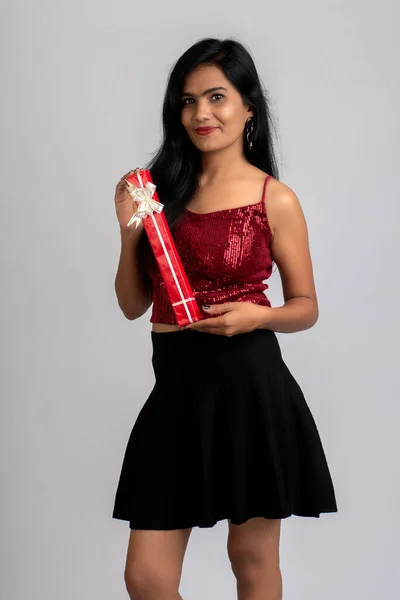 Retrato Una Bonita Joven Posando Con Caja Regalo Sobre Fondo — Foto de Stock