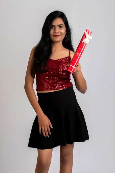 Retrato Una Bonita Joven Posando Con Caja Regalo Sobre Fondo — Foto de Stock