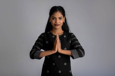 Güzel Hintli kız, hoş geldin ifadesi, davetkar veya selamlayıcı Namaste.