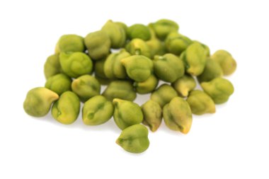 Beyaz arka planda taze yeşil nohut (Cicer arietinum). Dağınık Desi çeşnili nohutlar.