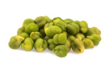 Beyaz arka planda taze yeşil nohut (Cicer arietinum). Dağınık Desi çeşnili nohutlar.