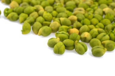 Beyaz arka planda taze yeşil nohut (Cicer arietinum). Dağınık Desi çeşnili nohutlar.