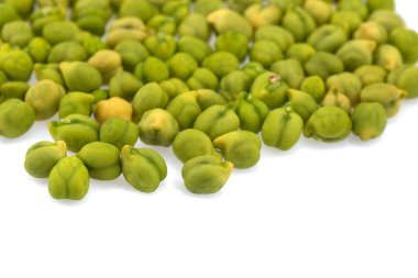 Beyaz arka planda taze yeşil nohut (Cicer arietinum). Dağınık Desi çeşnili nohutlar.