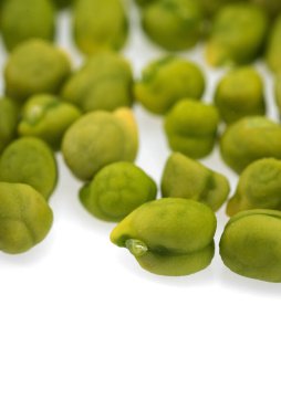 Beyaz arka planda taze yeşil nohut (Cicer arietinum). Dağınık Desi çeşnili nohutlar.