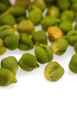 Beyaz arka planda taze yeşil nohut (Cicer arietinum). Dağınık Desi çeşnili nohutlar.