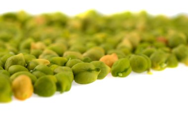 Beyaz arka planda taze yeşil nohut (Cicer arietinum). Dağınık Desi çeşnili nohutlar.