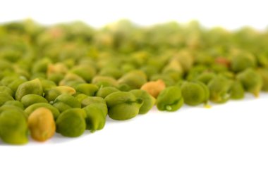 Beyaz arka planda taze yeşil nohut (Cicer arietinum). Dağınık Desi çeşnili nohutlar.