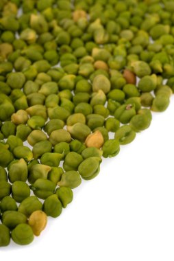 Beyaz arka planda taze yeşil nohut (Cicer arietinum). Dağınık Desi çeşnili nohutlar.